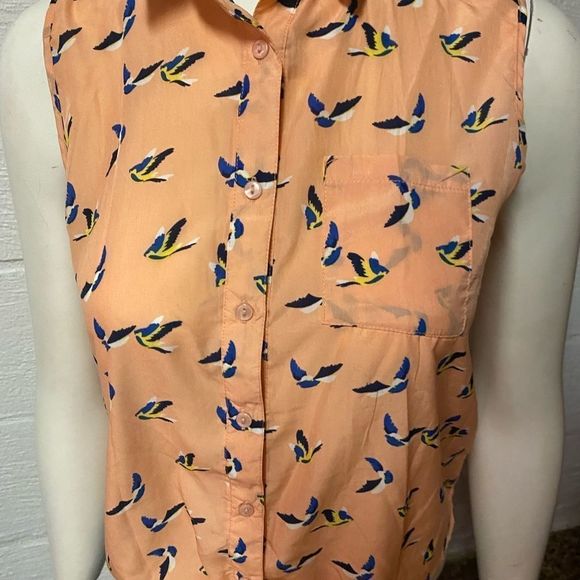 Sleeveless blouse, ties at the bottom. - Picture 2 of 7